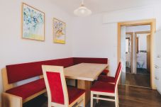 Dining room in Apartments Haus Altenberger by we rent. Dining table, chairs, corner bench.