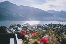 Aussicht vom Balkon im Apartments Haus Altenberger by we rent. Seeblick, Stadtblick und Bergblick.