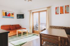 Esszimmer in der Ferienwohnung Apartments Haus Altenberger by we rent. Esstisch, Küche, Wohnzimmer und Balkon.